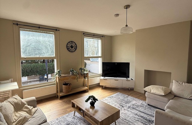 Stokey Skyline Retreat With Balcony