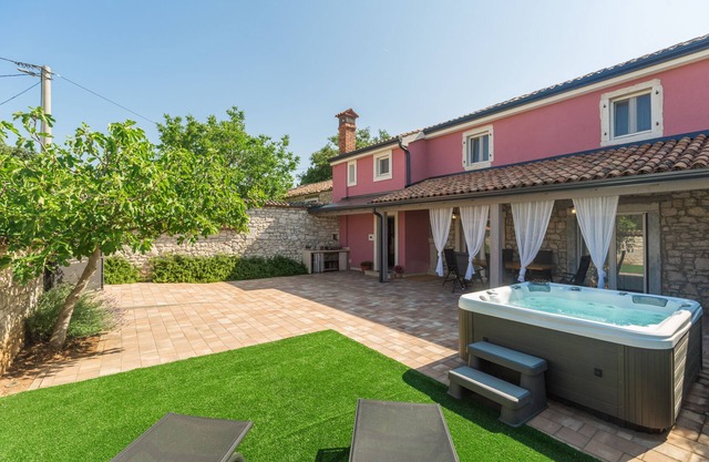 Ston house with whirlpool, garden, table tennis, quiet location