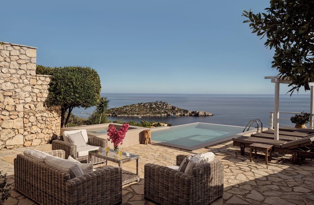 STONE BUILT 3 BEDROOM LUXURY VILLA WITH PRIVATE INFINITY POOL AND SEA VIEW