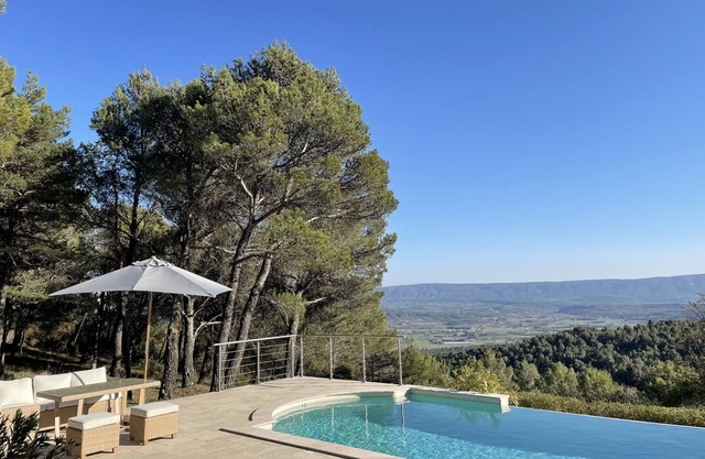 Stone house in Luberon, heated infinity pool, patio, near Gordes