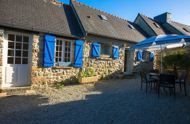 Stone house near beach between Crozon and Camaretnbed and toilet on ground floor