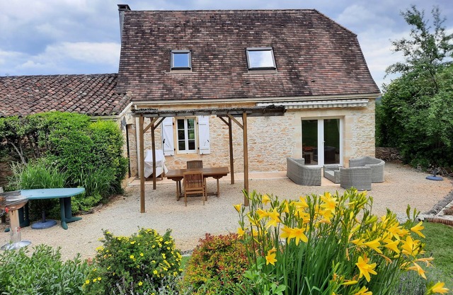 Stone house with pool 200 meters from a small village. Cul de sac.