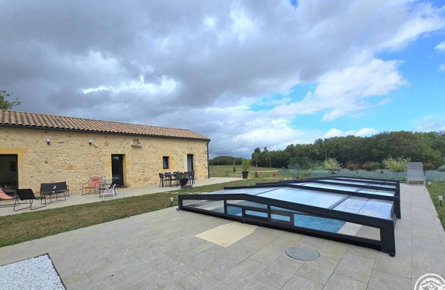 Stone house with private pool and WiFi in Bayac