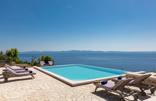 Stone Houses Dingač- Ivana & Bella