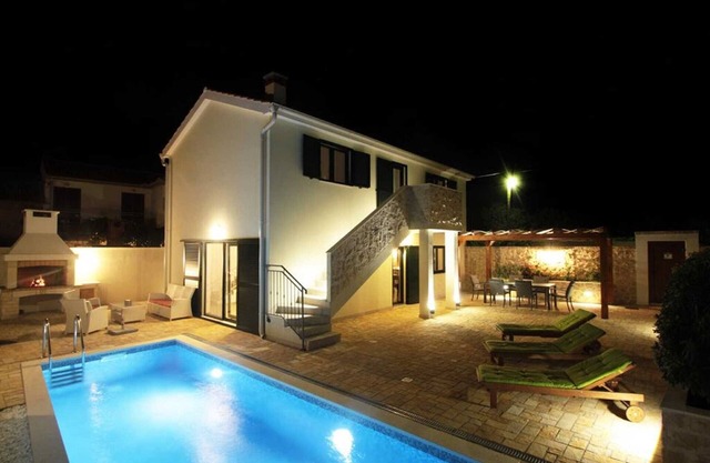 Stone Villa Castello Coza II. with pool, close to the sea and Velebit mountain