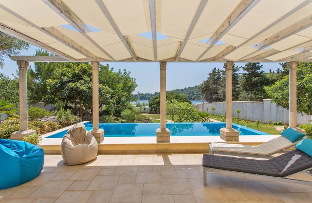 Stone-villa on the beach, pool, large garden, spacious rooms and best view