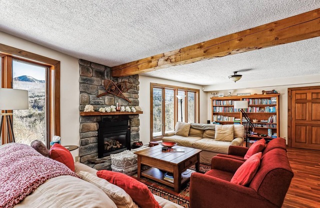 Stowe Hollow: 4 br, gas fireplace, pond, hot tub & views!