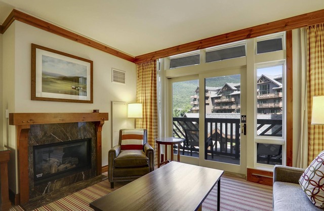 Stowebound: Spruce Peak studio w/fireplace, a/c and resort amenities!
