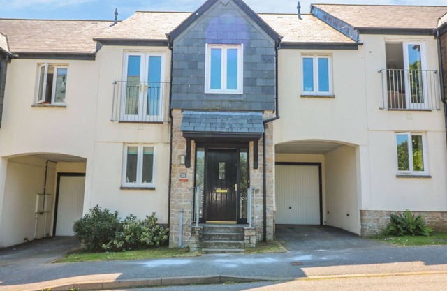 STRAWBERRY COTTAGE, family friendly, with hot tub in Penryn