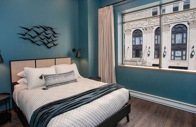 Street View Queen Suite - Spectacular Views of Downtown Duluth's Superior Street