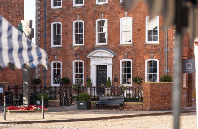 STRETTON HILLS PEAKS - THE GEORGIAN HOUSE, romantic in Ludlow