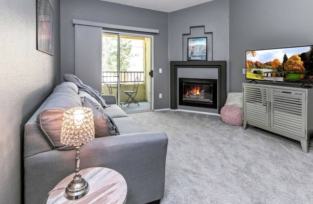 STRIP CLOSE- QUIET- SERENE-PRIVACY- NEW REMODEL-