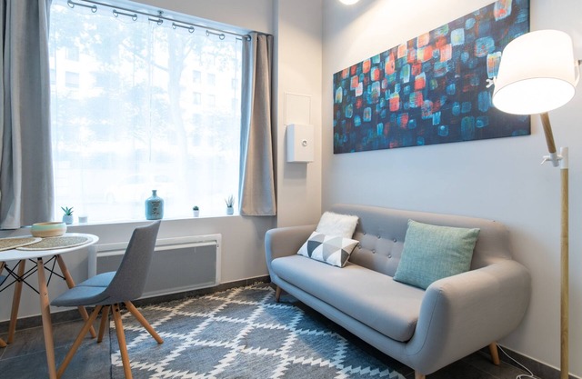 Studio-Apartment-Ensuite with Shower-Street View-Studio avec Mezzanine