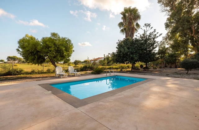 Studio Apartment 'Estudio La Cochera' with Shared Pool, Wi-Fi, and Air Conditioning.