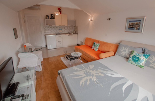 Studio apartment Sweetie with pool