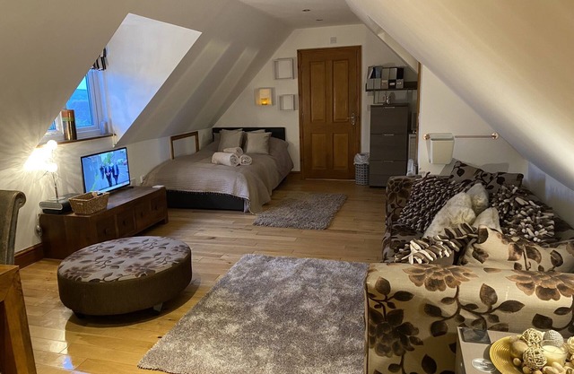 Studio apt, parking, close walk to beach and town.