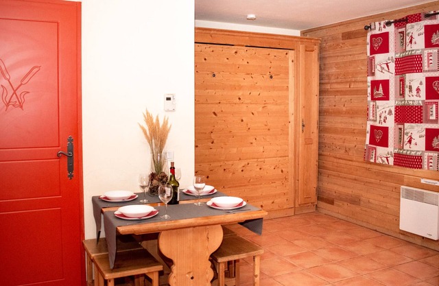 Studio cabin for 6 with balcony, parking and ski locker