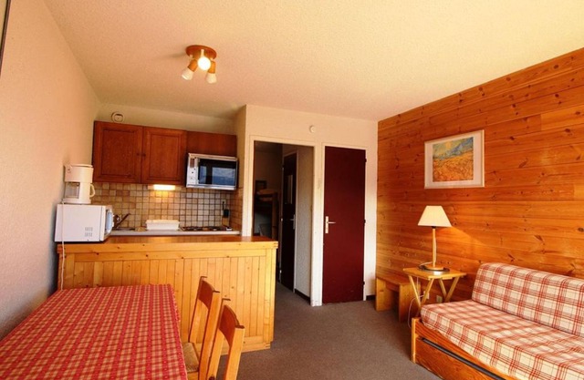 Studio cabine 4 pers, pieds des pistes, proche commerces, balcon, vue sur montagnes - FR-1-297-30