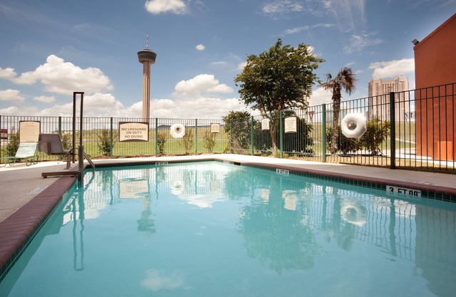 Studio Close to the Convention Center | Free Breakfast + Outdoor Pool