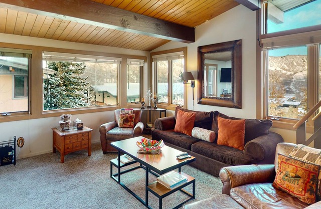 Studio condo with gas fireplace, full kitchen, pool, hot tub, & sauna