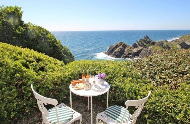 STUDIO, country holiday cottage, with a garden in Polperro