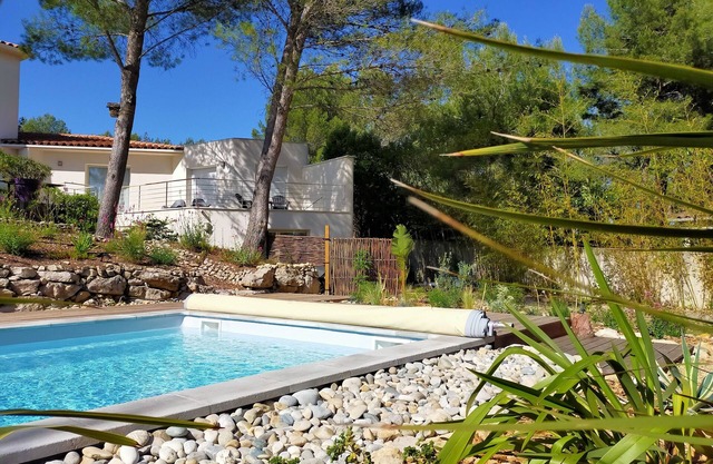 Studio d'hôtes les libellules, parking and swimming pool
