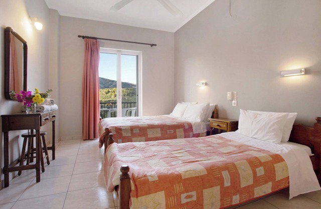 Studio "Dolphin Studio 2" with Private Balcony, Shared Garden & Wi-Fi