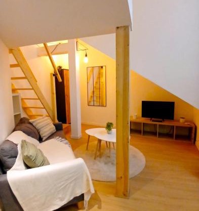 studio en mezzanine, métro et rue centrale mais calme