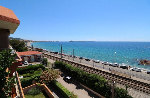 Studio facing the sea Panoramic view. Direct access to the beach