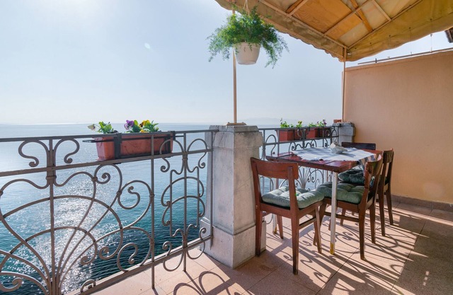 Studio flat near beach Opatija - Volosko, Opatija (AS-7912-a)