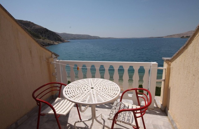 Studio flat near beach Metajna, Pag (AS-6497-d)