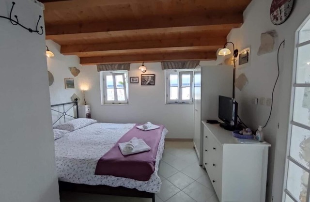 Studio flat near beach Valun, Cres (AS-20860-a)