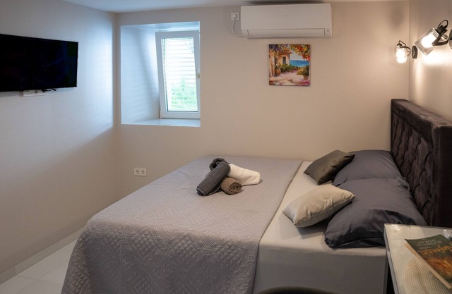 Studio flat with air-conditioning Poljana, Ugljan (AS-8419-c)