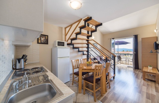 Studio flat with balcony and sea view Drvenik Donja vala, Makarska (AS-9654-b)