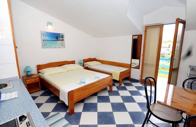 Studio flat with balcony and sea view Sućuraj, Hvar (AS-3589-l)