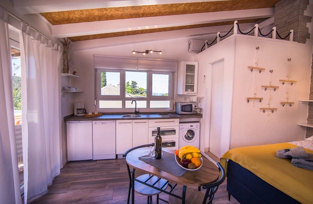 Studio flat with terrace and sea view Veli Lošinj, Lošinj (AS-21260-a)