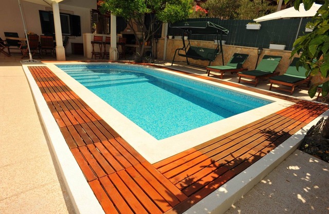 Studio flat with terrace Sutivan, Brač (AS-16846-b)