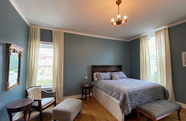 Studio furnished apartment located in the heart of downtown Hannibal, Missouri.n