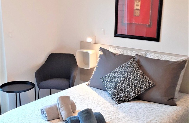 # STUDIO GOOD LOCATION WITH PARKING #