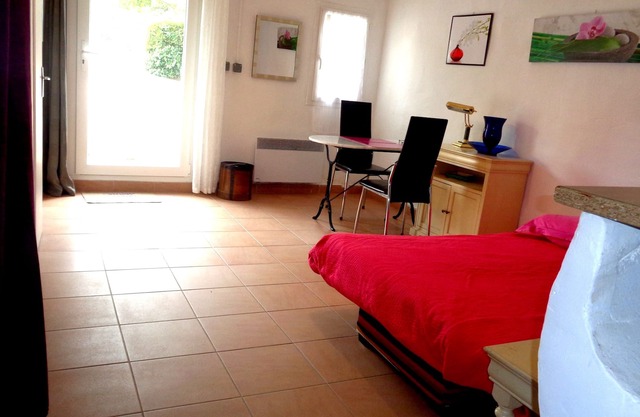 STUDIO IN RASTEAU Peaceful wine-growing village of Cotes du Rhône