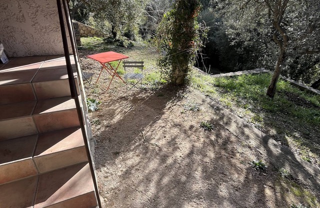 Studio Indépendant au Cœur Dune Oliveraie. Situé au Pied du Village de Claviers