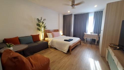 Studio Queen Bed pool view and Kitchenette, Floor 2, Huahin city and close to the beach