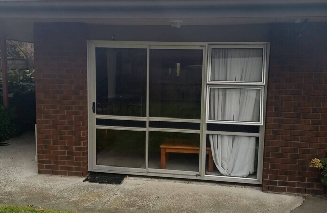 Studio space on FitzAve. Walk to the Square / Esplanade.