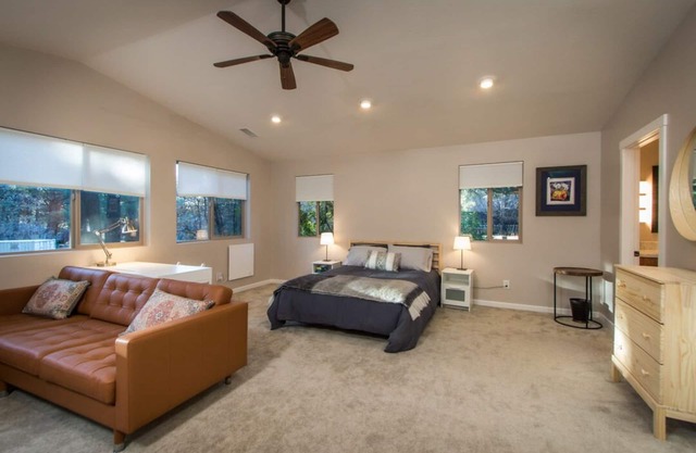 Studio Suite in the Pines! Walking Distance to Downtown.
