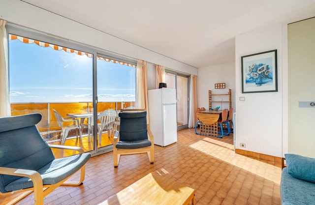 Studio with Wi-Fi for 6, stunning sea view