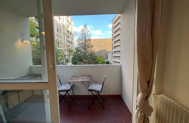 Studio with Balcony 800m to Trocadéro and Tour Eiffel