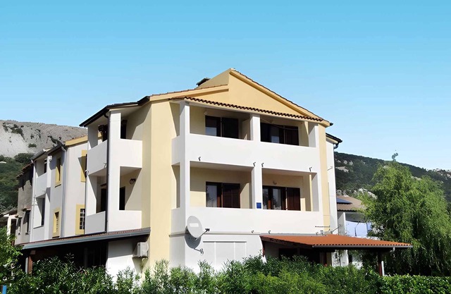 Studio with balcony and air conditioning