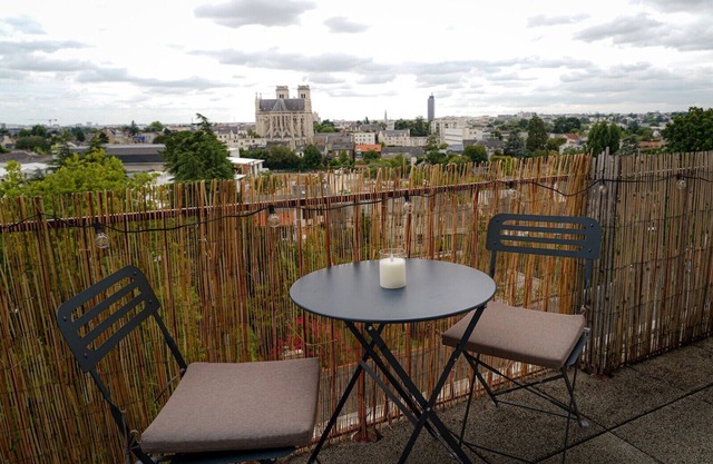 Studio with balcony and view of Nantes