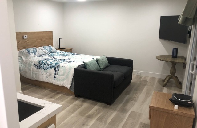 Studio with Private Entrance/Patio/Hot Tub