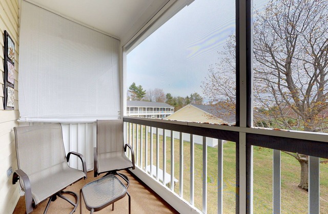 Studio with screened balcony, pool table, & seasonal pool - near beaches
